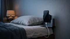 Näin saat puhelimen sängyn viereen ilman yöpöytää: magneettiteline ja kirjatuki