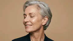 Likainen harmaa vai jalo hopea: kuinka lopetat hiustesi kiusaamisen värillä ja näytät silti upealta