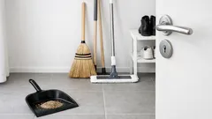 5 minuutin eteisrutiini, joka pitää hiekoitushiekan ja kuran poissa koko kodista