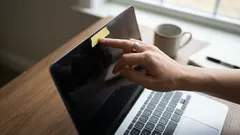 Miksi kannettavan tietokoneen kameran peittäminen sähköteipillä on vaarallista: asiantuntijoiden näkemyksiä