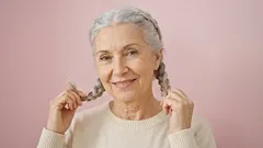 Mitä tehdä harmaantuville hiuksille: 10 vinkkiä, joilla pidät hiuksesi kauniina