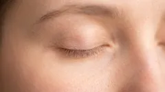 Näin kasvatat ripset ja kulmakarvat 50 ikävuoden jälkeen ilman salonkipidennyksiä – asiantuntijan vinkit