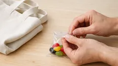 Näin suljet karkkipussin ilman klipsiä: tuplataitos pitää herkut omassa pussissa