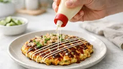 Näin pursotat majoneesin ohuina raitoina ilman kapeaa suutinta