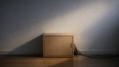 Tee ovellinen pistorasiakotelo ja piilota jatkojohto: siisti latausnurkka alle kympillä