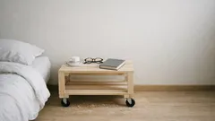 Tee itse pyörällinen yöpöytä säleistä: kapea apupöytä pieneen makuuhuoneeseen