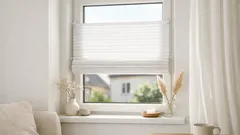 Laskosverho pieneen ikkunaan ilman poraamista: siisti DIY-kiinnitys ja helppo nosto