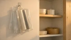 Tee roskapusseille roikkuva säilytys kolmesta muovitaskusta – siisti kaappi ilman uusia laatikoita