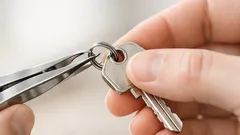 Avaimenperän kaksoisrengas auki ilman kynsitaistelua: pieni työkalu, iso apu arkeen