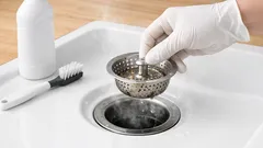 Keittiön viemäri haisee ja limaa kertyy? 7 askeleen rutiini, joka tehoaa heti