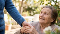 Samassa asunnossa ikäihmisen kanssa asuminen voi ajaa sinut hulluuden partaalle: asiantuntijan neuvot