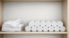 Pyyhepinot kaatuvat aina? Kokeile hotellirullaa ja kaappi pysyy siistinä